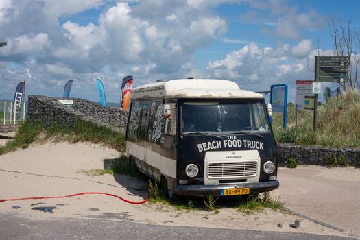 Bezoekers genieten van eten en drinken bij Hoppaaa Foodtruck Festival in Tiel met foodtrucks, zitplekken en festivalsfeer
