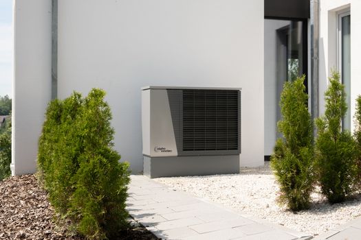 Huiseigenaar in Tiel bekijkt warmtepomp en subsidie-informatie voor woningverduurzaming in 2026