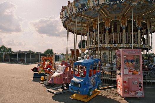 Avondbeeld van kermis Tiel met attracties, lichtjes en bezoekers in het centrum