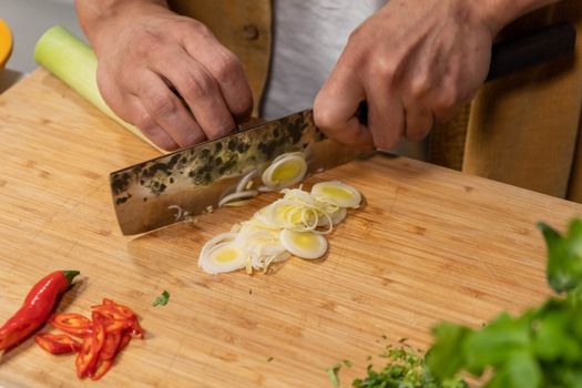 Pan met stevige erwtensoep, rookworst en verse groenten op tafel