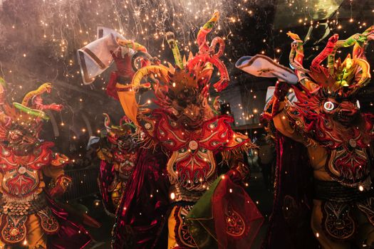 Bezoekers genieten van een zomers reggae festival in Nederland in 2026 met relaxed publiek, foodtrucks en festivalmode