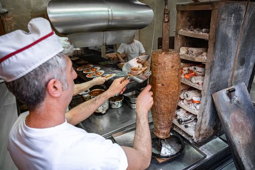 Broodje döner met salade en saus in het centrum van Tiel voor beste doner Tiel