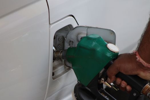 Brandstofprijzen bij een tankstation langs de A15 bij Tiel in de ochtendspits