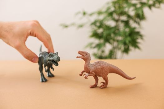 Illustratie van verschillende dinosaurussen, waaronder T. rex, Triceratops en een grote sauropode