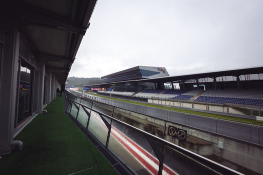 Scherm met formule 1 stand en coureursklassement tijdens een raceweekend, gevolgd door fans in Tiel