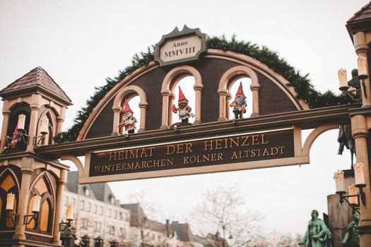 Bezoekers lopen langs verlichte kraampjes op de kerstmarkt Tiel in het centrum