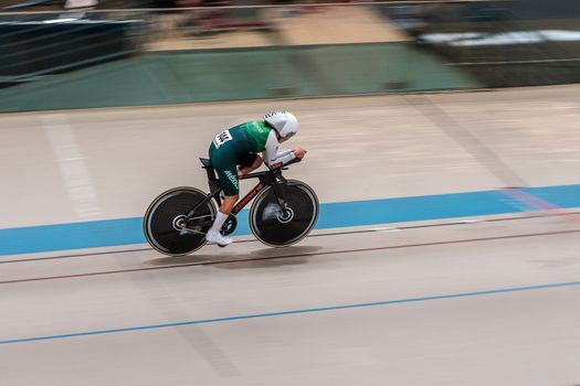 Kjeld Nuis traint op de schaatsbaan, passend bij nieuws over zijn prestaties en schema in 2026
