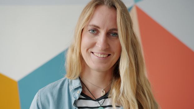 Sophie Hermans tijdens een politiek moment, passend bij een artikel over haar partnerstatus en privacy