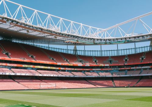 Stand premier league op smartphone tijdens voetbalavond in de binnenstad van Tiel